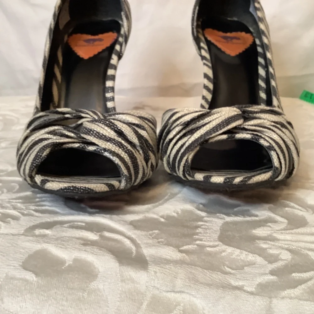 GUC Rocket Dog zebra animal‎ black white heels canvas